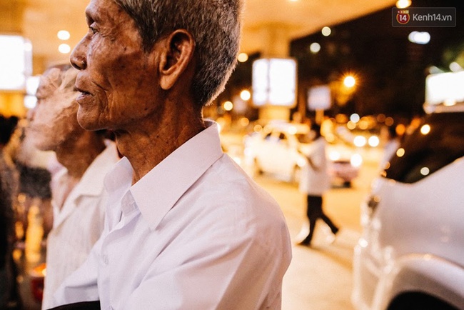 Sân bay Tân Sơn Nhất những ngày gần Tết: Hàng trăm ánh mắt ngóng chờ người thân trở về - Ảnh 14.