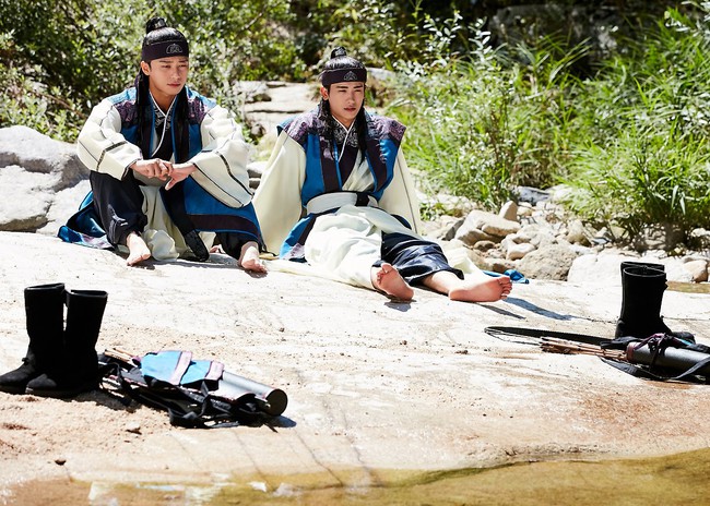 Hwarang: Vừa nói yêu Go Ara, Park Seo Joon lĩnh ngay một mũi tên chí mạng - Ảnh 18.