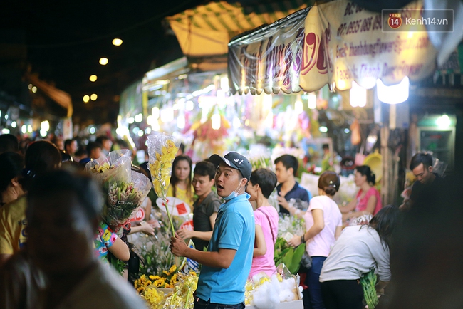 Khuya 29 Tết, hàng nghìn người và xe cộ vẫn đang chen chúc ở chợ hoa lớn nhất Sài Gòn - Ảnh 14.