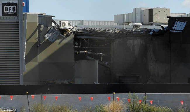 Hiện trường thảm khốc vụ máy bay rơi trúng trung tâm thương mại ở Úc - Ảnh 9.