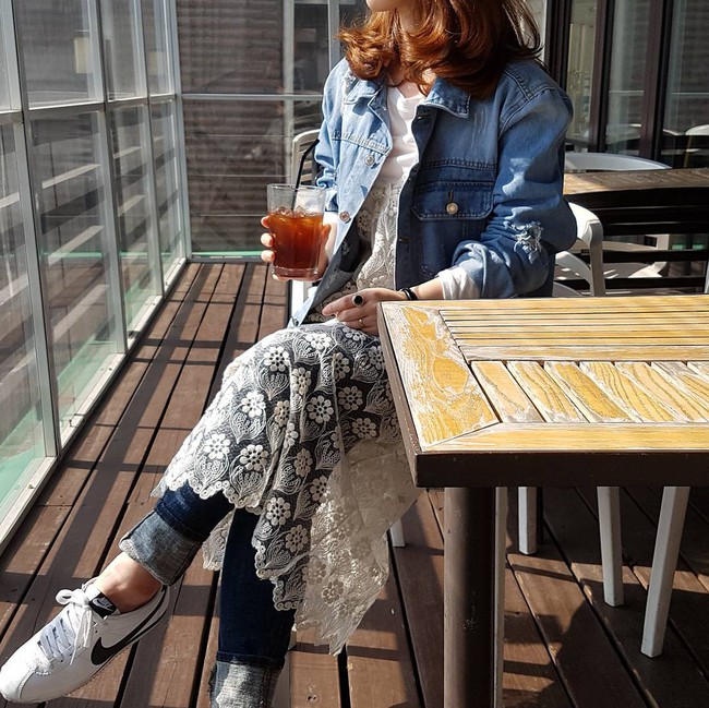 Diện váy xuyên thấu bên ngoài quần áo đang là xu hướng hot nhất thời gian này, bạn có dám diện không? - Ảnh 13. Diện váy xuyên thấu bên ngoài quần áo đang là xu hướng hot nhất thời gian này, bạn có dám diện không? - Ảnh 13.