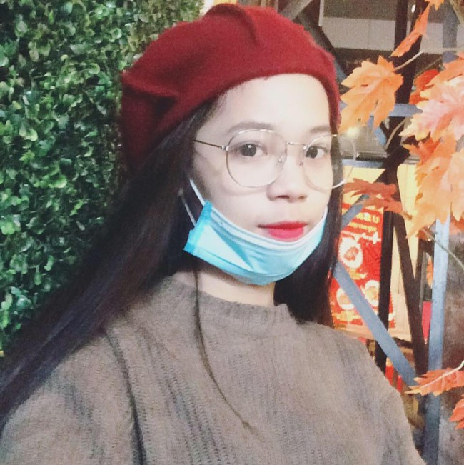 C&ocirc; n&agrave;ng bỗng dưng nổi tiếng v&igrave; đi đ&acirc;u, l&agrave;m g&igrave; cũng... đeo khẩu trang chụp ảnh - Ảnh 12.
