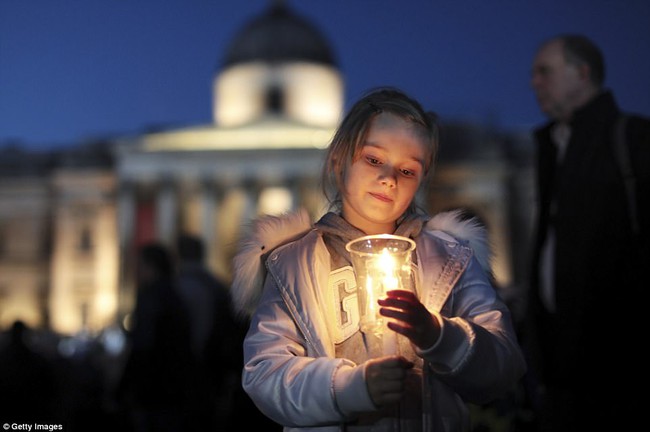 Dòng người đổ về quảng trường Trafalgar để cầu nguyện cho nạn nhân của vụ khủng bố tại Anh - Ảnh 11.