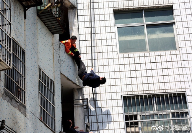 Trung Quốc: Người đàn ông chán đời định nhảy lầu tự tử, nhưng bị túm quần lôi lại - Ảnh 4.