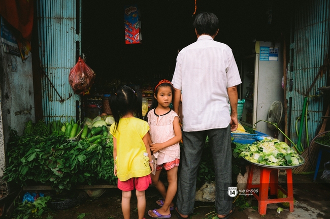 Gia đình vé số Sài Gòn: Ba mẹ ăn chuối luộc thay cơm, hai con gái không biết đến thịt cá - Ảnh 10.