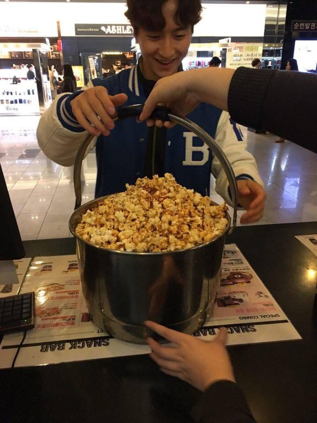 Đây là cảnh tượng khi rạp phim Hàn Quốc để khách hàng lấy bắp rang bơ bao nhiêu tùy thích trong ngày 1/4 - Ảnh 5.