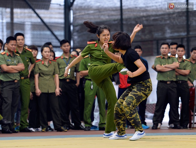 Những m&agrave;n đấu v&otilde; quyết liệt của c&aacute;c nữ chiến sĩ xinh đẹp tại hội thi v&otilde; thuật c&ocirc;ng an 2017 - Ảnh 13.