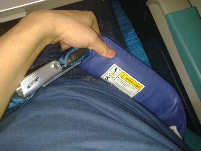Chỉ ngồi ở vị trí này, những chiếc túi khí trên máy bay mới có thể bật ra để cứu mạng bạn - Ảnh 1.