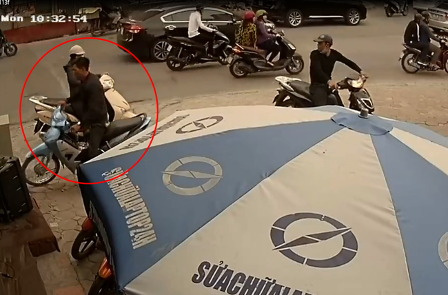 Clip: Mặc đường đông nhiều người qua lại, nhóm đối tượng vẫn rất tỉnh táo phá khóa trộm xe máy - Ảnh 3.