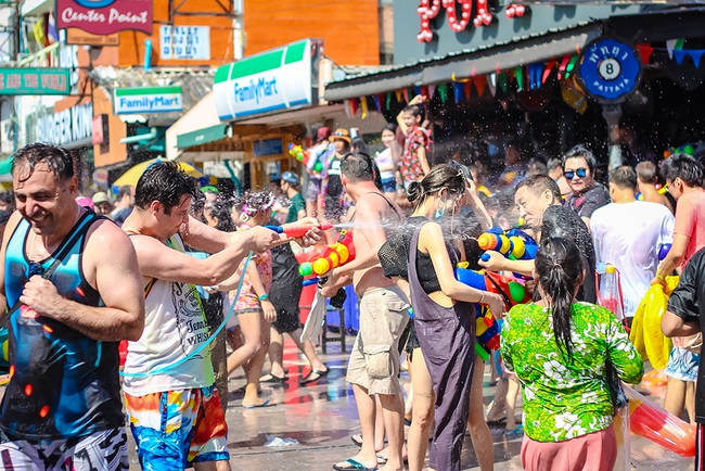 Thái Lan: 390 người thiệt mạng trong lễ hội té nước Songkran 2017 - Ảnh 3.