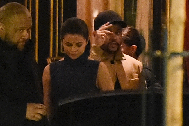 Selena Gomez bị mẹ ngăn cấm yêu đương chàng ca sĩ nghiện ngập The Weeknd? - Ảnh 3.