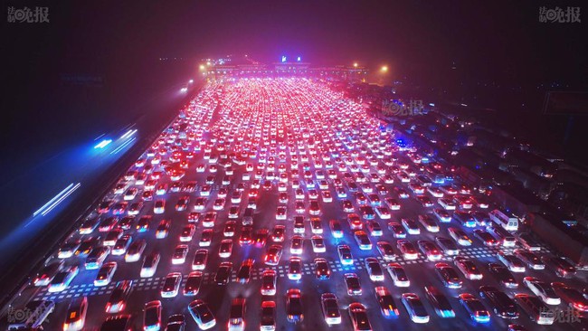 Trung Quốc: Kinh hoàng cảnh tượng hàng ngàn chiếc xe nối đuôi nhau đi vào thành phố sau kỳ nghỉ lễ - Ảnh 12.