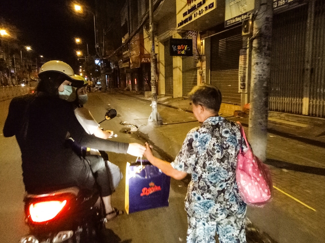 Hồ Ngọc Hà đi xe máy trao quà cho người lang thang, cơ nhỡ giữa đêm khuya - Ảnh 2.