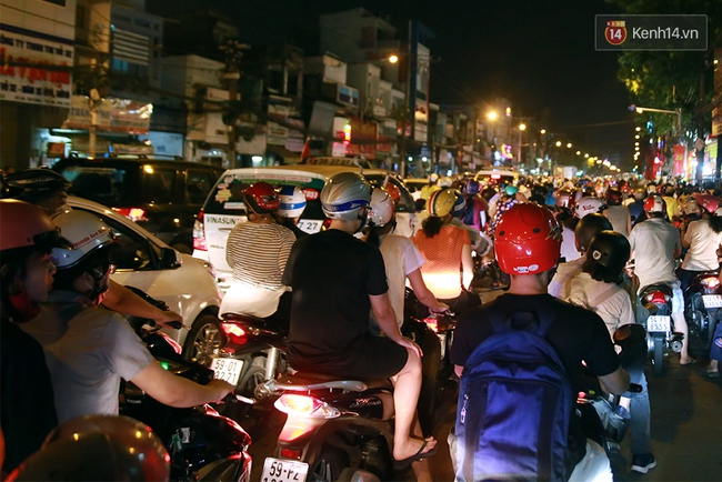 Khuya 29 Tết, hàng nghìn người và xe cộ vẫn đang chen chúc ở chợ hoa lớn nhất Sài Gòn - Ảnh 6.
