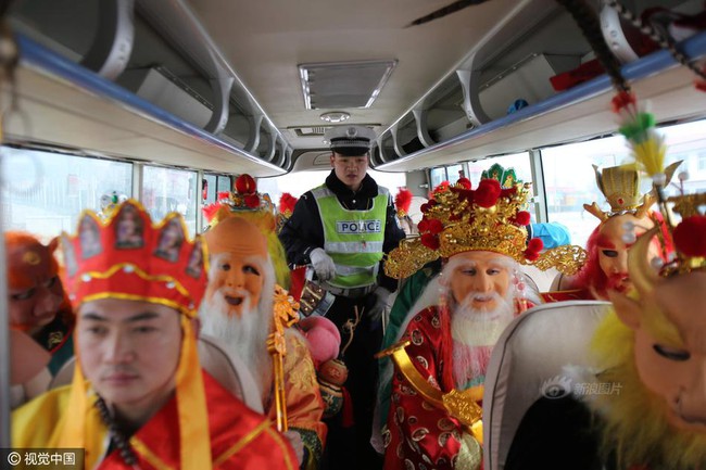 Cảnh sát choáng váng khi gặp Tôn Ngộ Không lái xe chở sư phụ cùng Bạch Cốt Tinh đi chạy show - Ảnh 2.