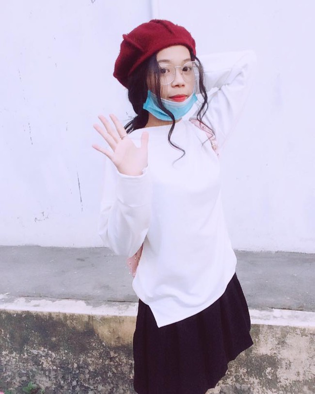 C&ocirc; n&agrave;ng bỗng dưng nổi tiếng v&igrave; đi đ&acirc;u, l&agrave;m g&igrave; cũng... đeo khẩu trang chụp ảnh - Ảnh 11.