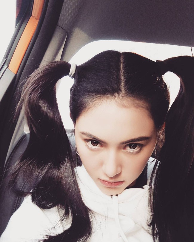 Cứ chê tóc ngôi giữa quê nhưng hot girl Thái, Trung cô nào cô nấy để tóc này đều xinh hết nấc - Ảnh 6. Cứ chê tóc ngôi giữa quê nhưng hot girl Thái, Trung cô nào cô nấy để tóc này đều xinh hết nấc - Ảnh 6.