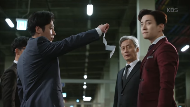 “Sếp Kim” siêu lầy: Nam Goong Min “cosplay” cảnh catwalk kinh điển của Goblin - Ảnh 19.
