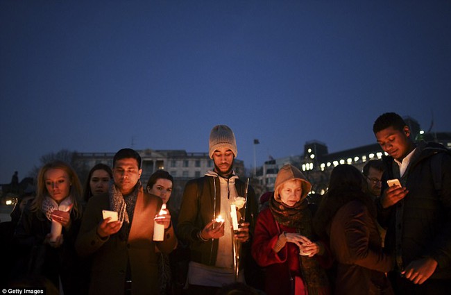 Dòng người đổ về quảng trường Trafalgar để cầu nguyện cho nạn nhân của vụ khủng bố tại Anh - Ảnh 12.