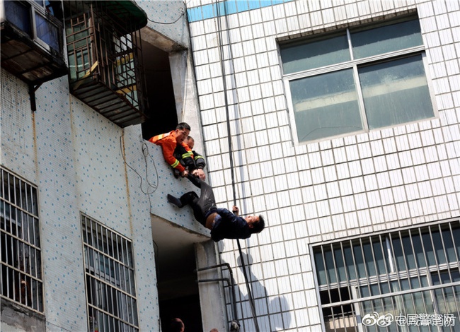 Trung Quốc: Người đàn ông chán đời định nhảy lầu tự tử, nhưng bị túm quần lôi lại - Ảnh 5.