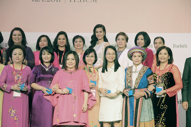 Đông Nhi, Ngô Thanh Vân xinh đẹp đi nhận giải top 50 người phụ nữ ảnh hưởng nhất Việt Nam - Ảnh 2.