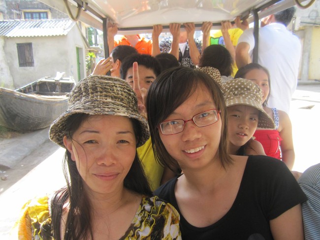 C&ocirc; g&aacute;i xinh đẹp b&aacute;n tr&agrave; đ&aacute; trước cổng trường ĐH lại g&acirc;y sốt khi c&ocirc;ng khai chuyện đập mặt đi sửa lại v&agrave; n&acirc;ng ngực - Ảnh 3.