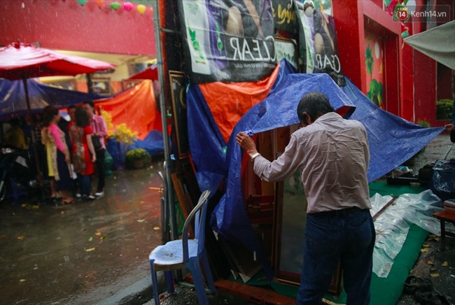 Sài Gòn bất ngờ mưa lớn chiều 28 Tết, nhiều người chụp ảnh ở phố ông đồ không kịp trở tay - Ảnh 12.