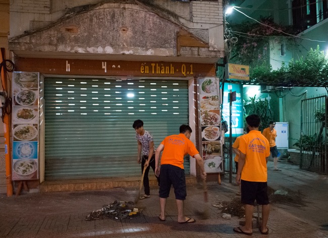 Nhiều chủ khách sạn ở quận 1 cuống cuồng ôm bảng hiệu chạy vào nhà khi thấy lực lượng đi dẹp vỉa hè - Ảnh 9.