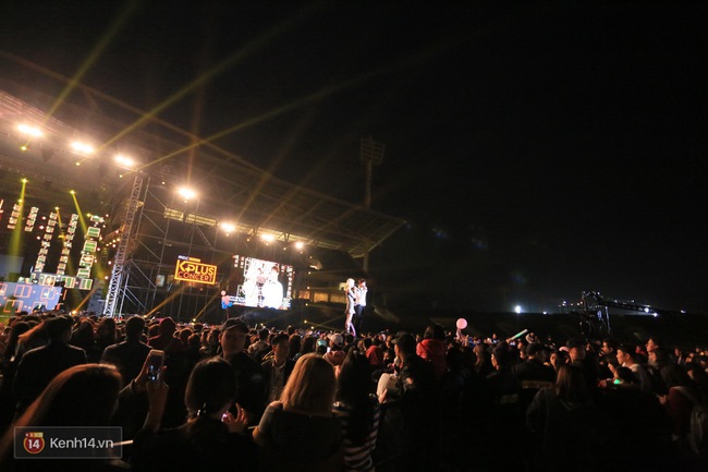 MBC Music K-Plus Concert: Khán giả đông hơn hẳn đêm diễn đầu, dàn sao Hàn hát nhảy cực sung - Ảnh 3.
