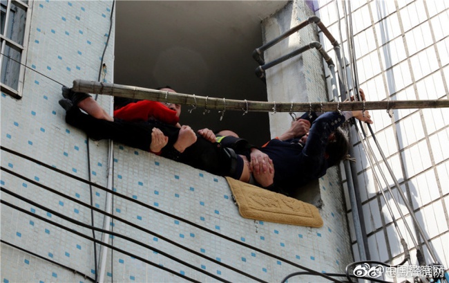 Trung Quốc: Người đàn ông chán đời định nhảy lầu tự tử, nhưng bị túm quần lôi lại - Ảnh 6.