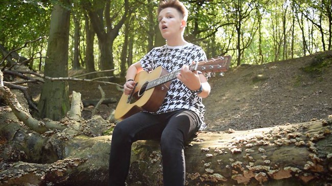 Video: Cậu bé 15 tuổi biểu diễn đường phố với giọng hát quá sức đẳng cấp - Ảnh 2.