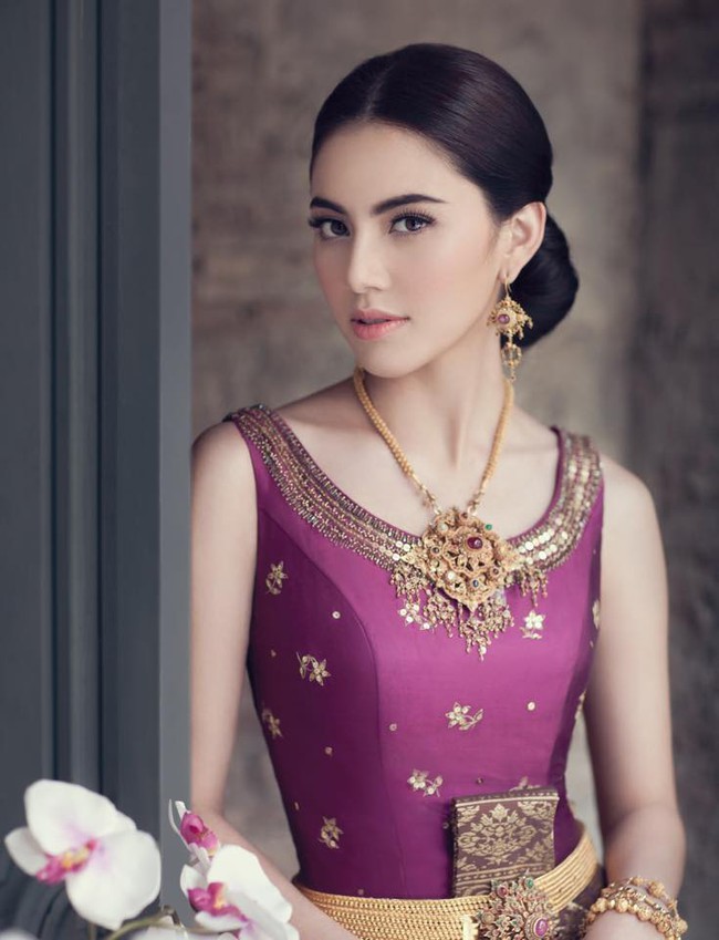 Vẻ đẹp thần thánh của các mỹ nhân hàng đầu Thái Lan trong trang phục truyền thống đón Tết Songkran - Ảnh 6.