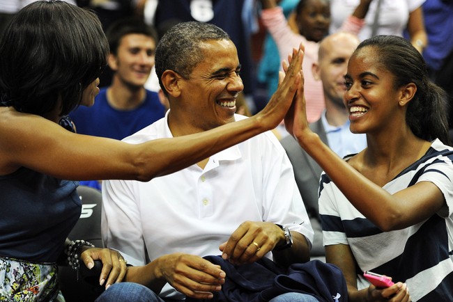Con gái lớn có nụ hôn đầu tiên vào năm 13 tuổi và đây là phản ứng của vợ chồng cựu Tổng thống Obama - Ảnh 2.