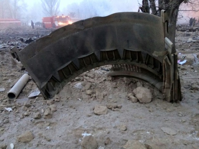 Mảnh vỡ m&aacute;y bay la liệt tr&ecirc;n n&oacute;c nh&agrave; d&acirc;n sau vụ tai nạn tại Kyrgyzstan - Ảnh 12.