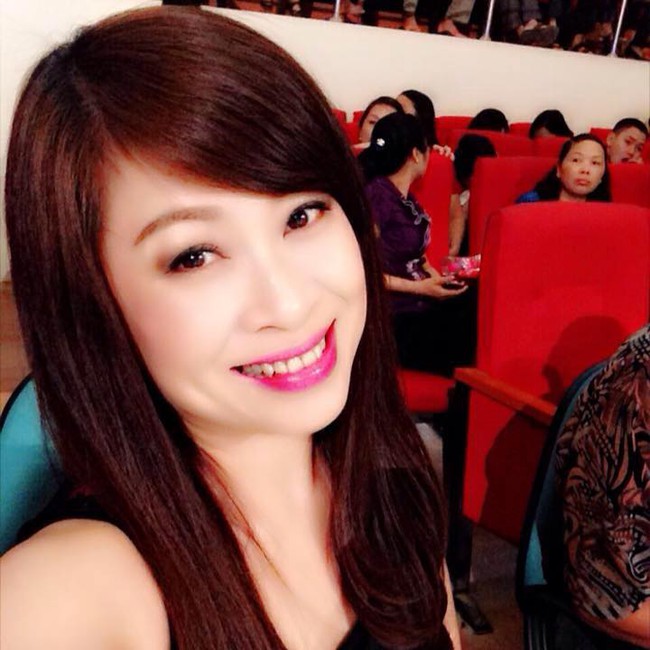 Bức ảnh selfie thần th&aacute;nh của b&agrave; mẹ U50 khiến d&acirc;n mạng trầm trồ - Ảnh 2.