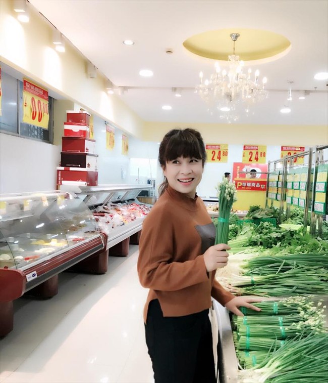 Bức ảnh selfie thần th&aacute;nh của b&agrave; mẹ U50 khiến d&acirc;n mạng trầm trồ - Ảnh 3.