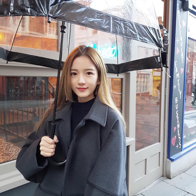 Cứ chê tóc ngôi giữa quê nhưng hot girl Thái, Trung cô nào cô nấy để tóc này đều xinh hết nấc - Ảnh 14. Cứ chê tóc ngôi giữa quê nhưng hot girl Thái, Trung cô nào cô nấy để tóc này đều xinh hết nấc - Ảnh 14.