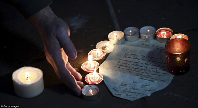 Dòng người đổ về quảng trường Trafalgar để cầu nguyện cho nạn nhân của vụ khủng bố tại Anh - Ảnh 13.