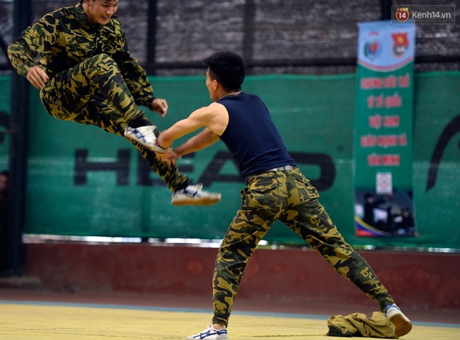 Những màn đấu võ quyết liệt của các nữ chiến sĩ xinh đẹp tại hội thi võ thuật công an 2017 - Ảnh 16.