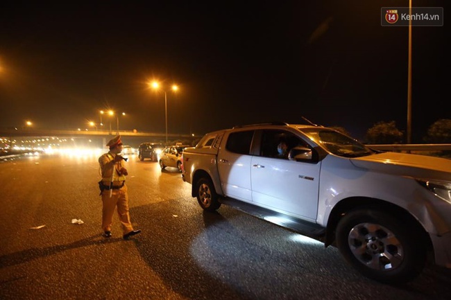 Hà Nội: Vạ vật hàng tiếng đồng hồ chờ thông tắc trên cao tốc Pháp Vân - Cầu Giẽ - Ảnh 9.