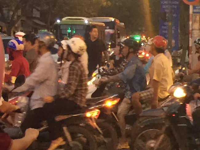 Kh&aacute;c với vẻ lạnh l&ugrave;ng, Tuấn Hưng đ&atilde; lay động l&ograve;ng người bằng những việc l&agrave;m trước n&oacute;i sau - Ảnh 2.