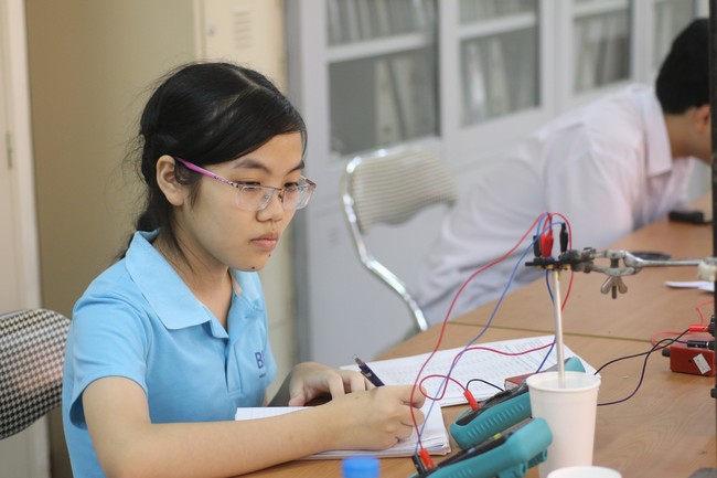 Cô gái vàng môn Vật lý Việt giành học bổng hiếm của Viện công nghệ số một thế giới - Ảnh 3.