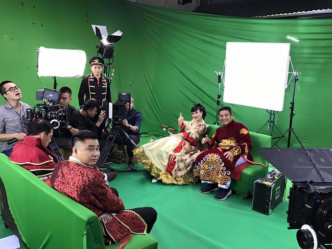 Clip hậu trường: T&aacute;o qu&acirc;n tập kịch xong vẫn dư sức... h&aacute;t karaoke! - Ảnh 5.