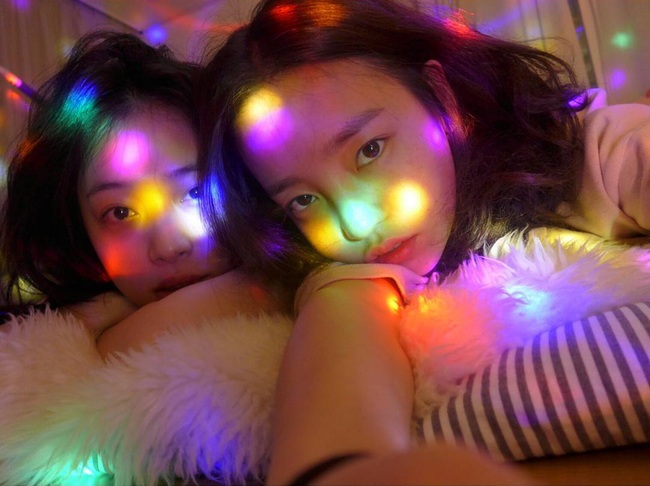 Kh&oacute;a m&ocirc;i tr&ecirc;n livestream, Sulli v&agrave; c&ocirc; bạn th&acirc;n Goo Hara lại g&acirc;y x&ocirc;n xao - Ảnh 10.
