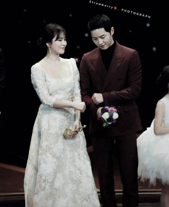 Những khoảnh khắc tại KBS Drama Awards chứng minh cặp đôi Song Joong Ki và Song Hye Kyo là chân ái! - Ảnh 13.