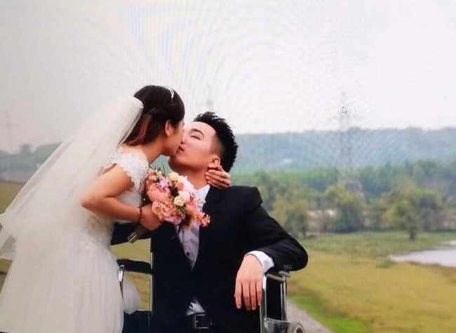 C&aacute;i kết c&oacute; hậu cho t&igrave;nh y&ecirc;u đầy s&oacute;ng gi&oacute; của ch&agrave;ng trai cụt ch&acirc;n v&agrave; c&ocirc; bạn g&aacute;i xinh đẹp - Ảnh 2.
