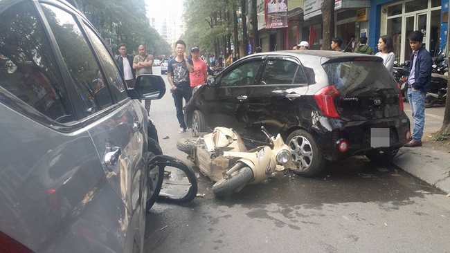H&agrave; Nội: H&agrave;ng chục người n&acirc;ng &ocirc; t&ocirc; giải cứu hai mẹ con mắc kẹt dưới gầm - Ảnh 1.
