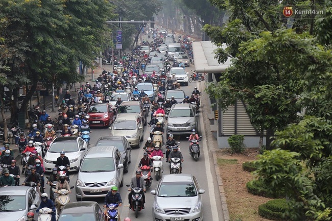 Dòng người đông đúc trong ngày làm việc đầu tiên của năm mới 2017, xe buýt nhanh lại bị tạt đầu, lấn làn - Ảnh 11.