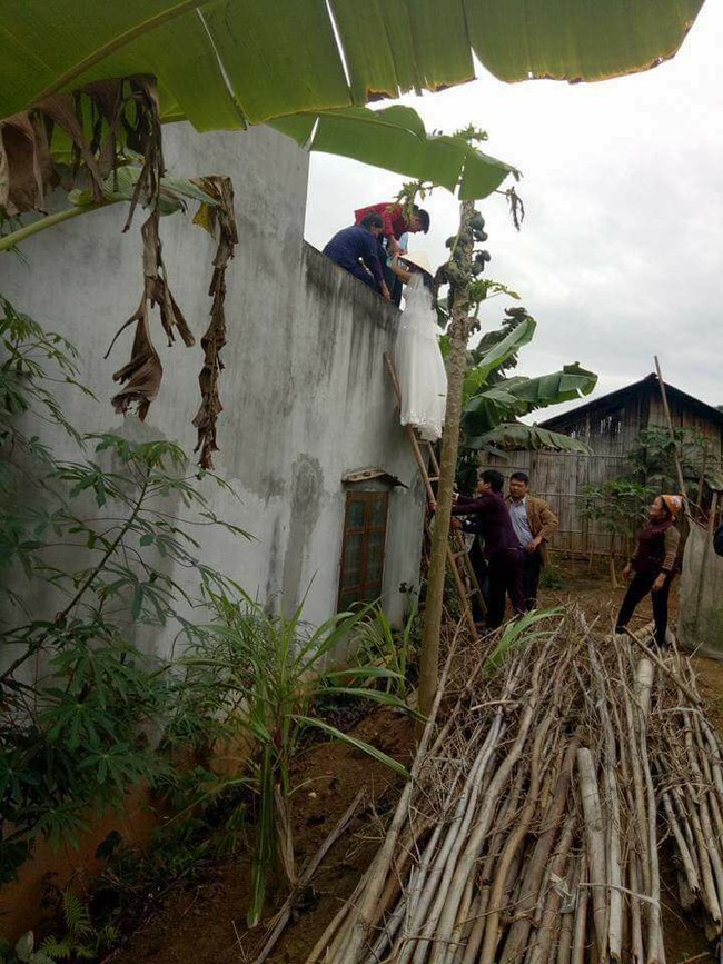 Cô dâu bắc thang trèo tường vào nhà chồng trong ngày cưới - Ảnh 5.