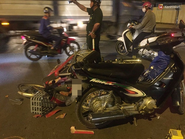 Vượt đèn đỏ, xe máy gây tai nạn liên hoàn khiến 3 người bị thương ở Sài Gòn - Ảnh 1.
